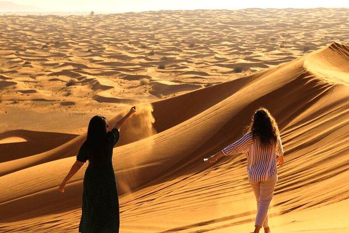 Privater Dubai-Sonnenaufgang mit Red Dune Bashing-Kamelritt
