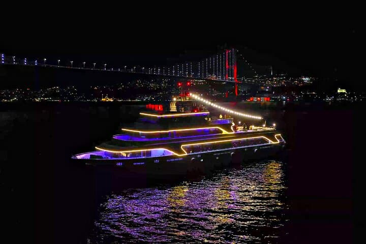 Mega Lüfer Dinner Cruise Bosphorus and Show with Private Table