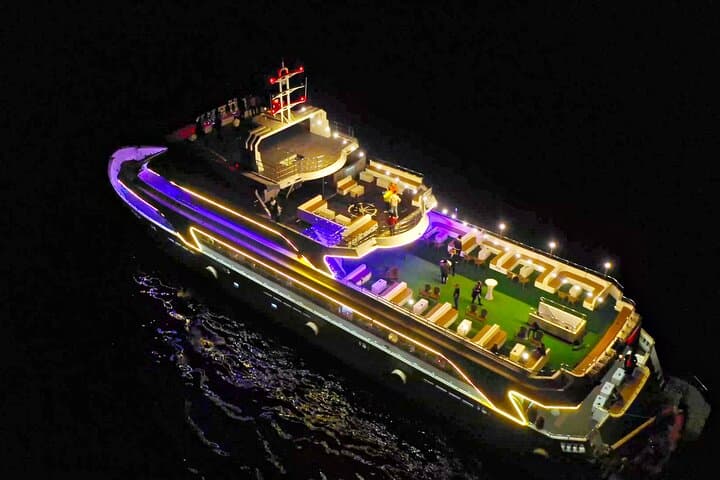 Mega Lüfer Dinner Cruise Bosphorus and Show with Private Table