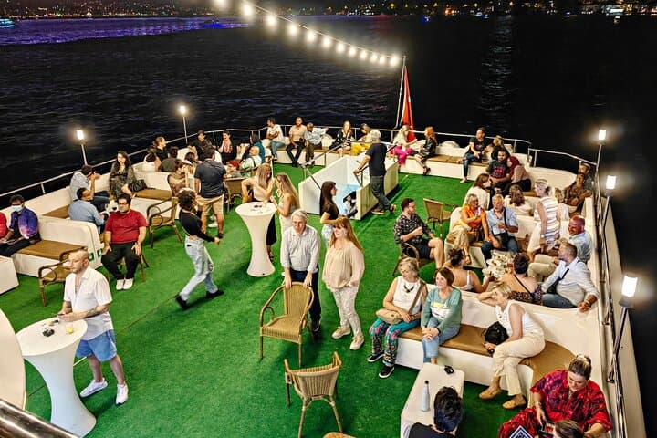 Mega Lüfer Dinner Cruise Bosphorus and Show with Private Table