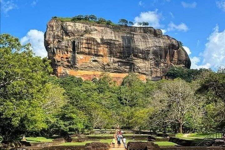 Private Tour-Lion Rock Sigiriya,Dambulla Cave & Lunch In Village