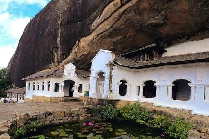 Private Tour-Lion Rock Sigiriya,Dambulla Cave & Lunch In Village