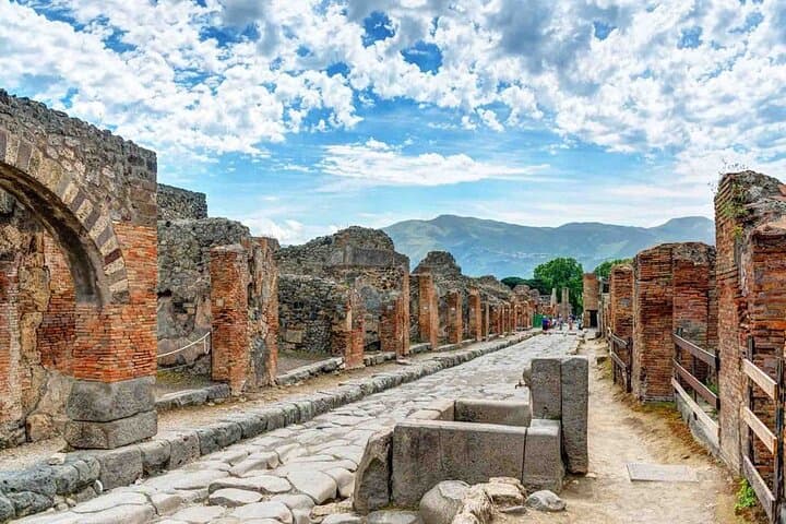 Pompeii: Entrance ticket (art) + guide book + map