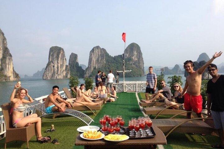 Hanoi : Ha Long Bay 5 - Sterren dagcruise met jacuzzi, lunch, feest