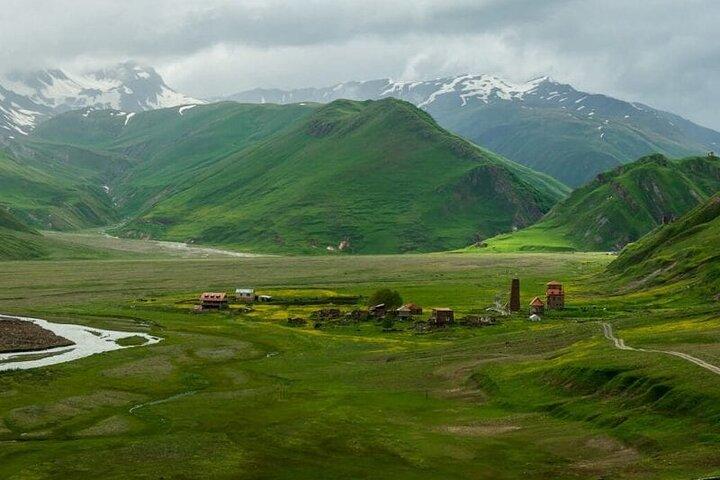 Kazbegi e Gudauri viajam via Jvari UNESCO. Da praça da Liberdade.