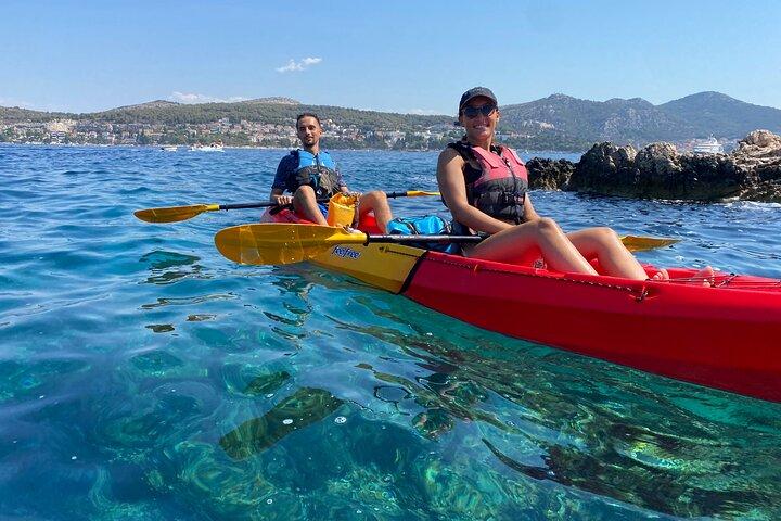 Privé halve dag kajakken ervaring in Hvar en Pakleni eilanden