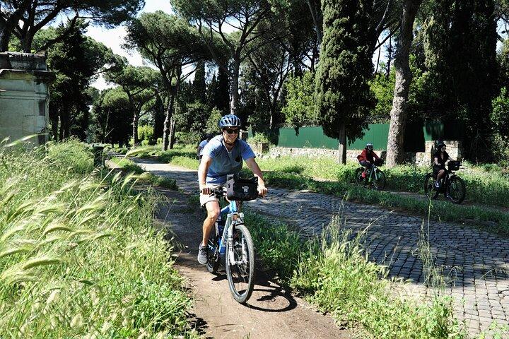 アッピア街道、カタコンベ、水道橋公園ツアー (トップ E-Bike 付き)