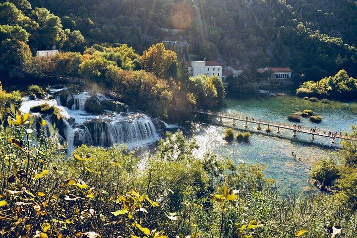 Krka Waterfalls & Scenic Coastal Road Tour de um dia a partir de Split