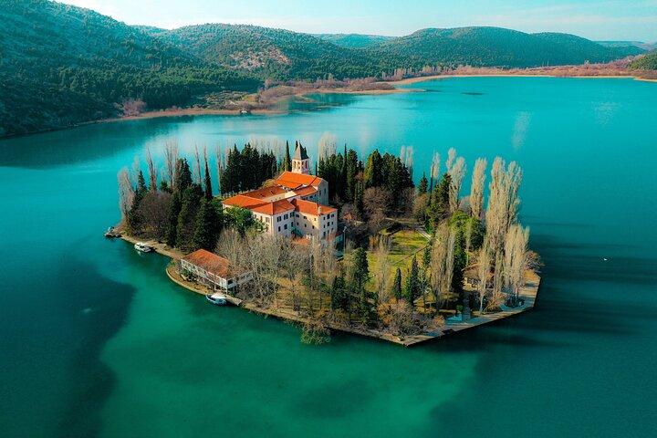 Krka Waterfalls & Scenic Coastal Road Tour de um dia a partir de Split
