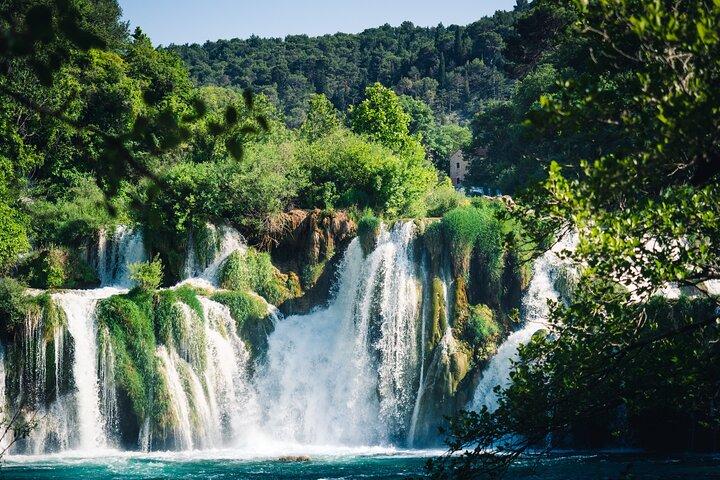 Krka Waterfalls & Scenic Coastal Road Tour de um dia a partir de Split