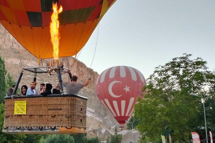 Cappadocia Private Red Tour voor een hele dag met ballonvaart