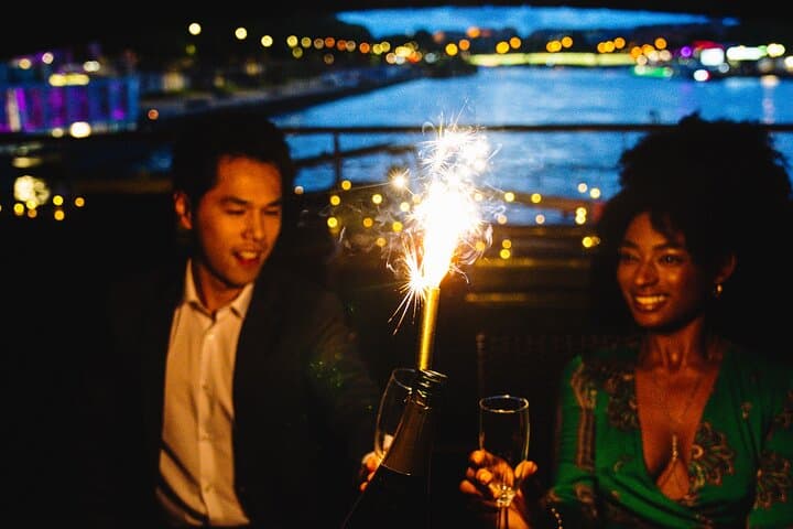 Seine River Dinner Cruise with Live Singer by VIP Yacht de Paris