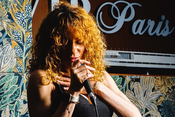 Seine River Dinner Cruise with Live Singer by VIP Yacht de Paris