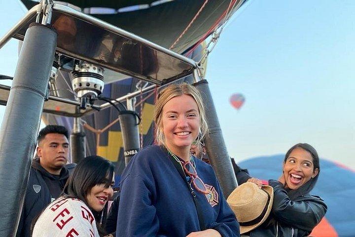 Heißluftballonfahrt mit Frühstück in einer Höhle und Pyramidenbesichtigung ab Mexiko-Stadt