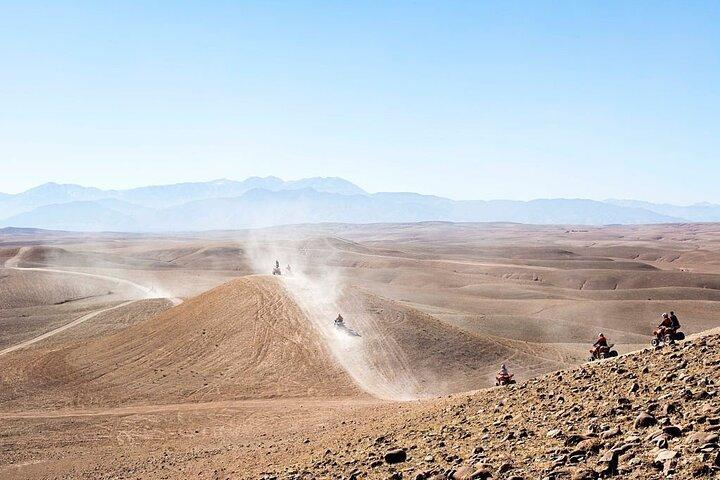 Pacchetto deserto Agafay, quad, giro in cammello e cena con spettacolo