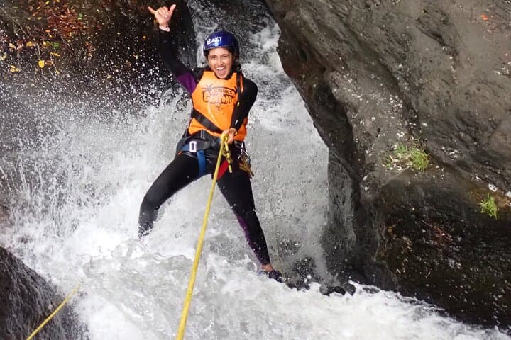 Cairns: Behana Gorge Rainforest Canyoning Tour