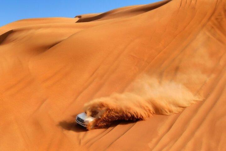 Privater Dubai-Sonnenaufgang mit Red Dune Bashing-Kamelritt