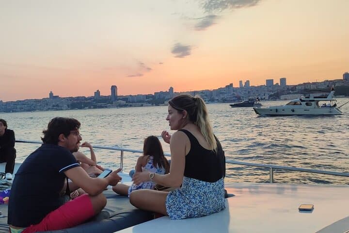 Istanbul Bosphorus Boat Cruise Tour ( MORNİNG or SUNSET )