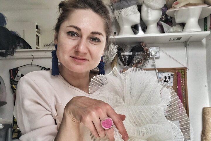 ロンドンのデザイナーとファシネーターハットを作る