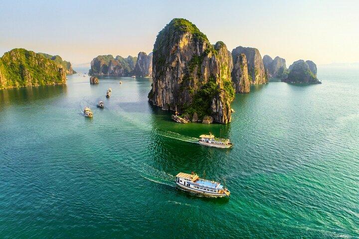 Ha Long Bay heldagstur: Kajak, Cave Explore, svømning fra Tuan Chau Island