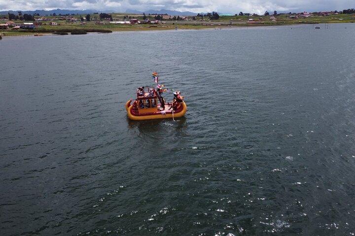 Excursiones en barco de caña de totora de medio día desde Cusco