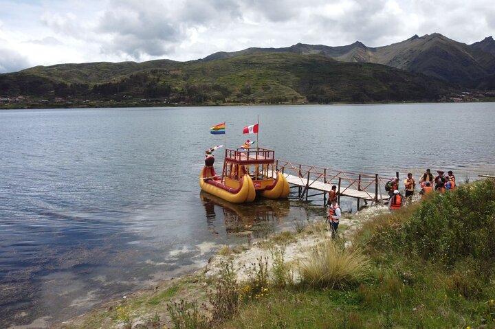 Excursiones en barco de caña de totora de medio día desde Cusco