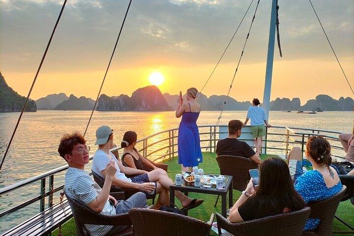 Hanoi : Ha Long Bay 5 - Sterren dagcruise met jacuzzi, lunch, feest