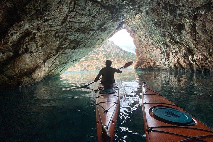 Naxos: excursão de caiaque no mar da caverna de Rhina