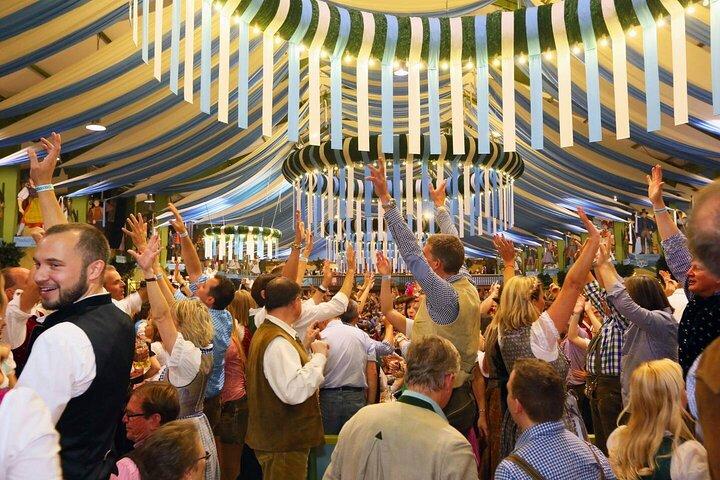 Experiencia VIP Oktoberfest con mesa en tienda de cerveza grande