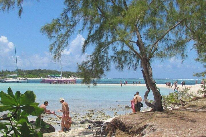 モーリシャスの北方 3 つの島へのオールインクルーシブ双胴船旅行