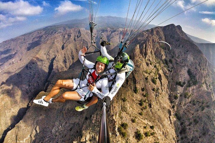 Akrobatisk paragliding tandemflyvning over det sydlige Tenerife