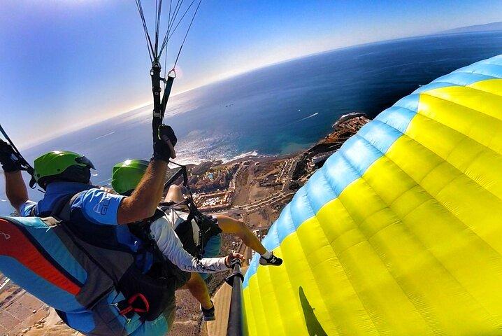 Akrobatisk paragliding tandemflyvning over det sydlige Tenerife