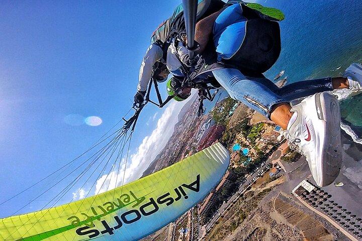 Akrobatisk paragliding tandemflyvning over det sydlige Tenerife