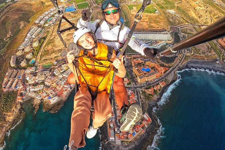 Akrobatisk paragliding tandemflyvning over det sydlige Tenerife