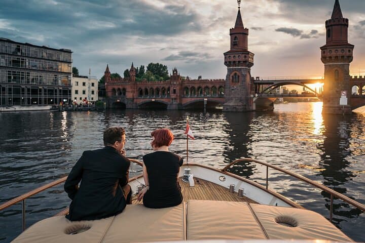 Berlin Boot Sightseeing Tour on Electric Private Yacht