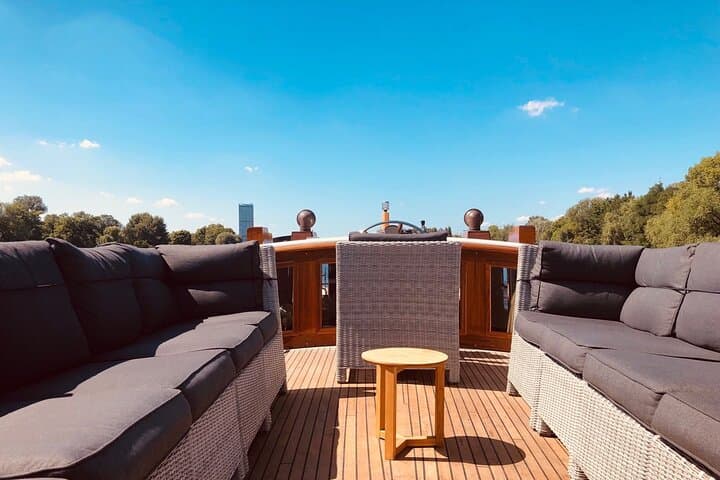 Berlin Boot Sightseeing Tour on Electric Private Yacht