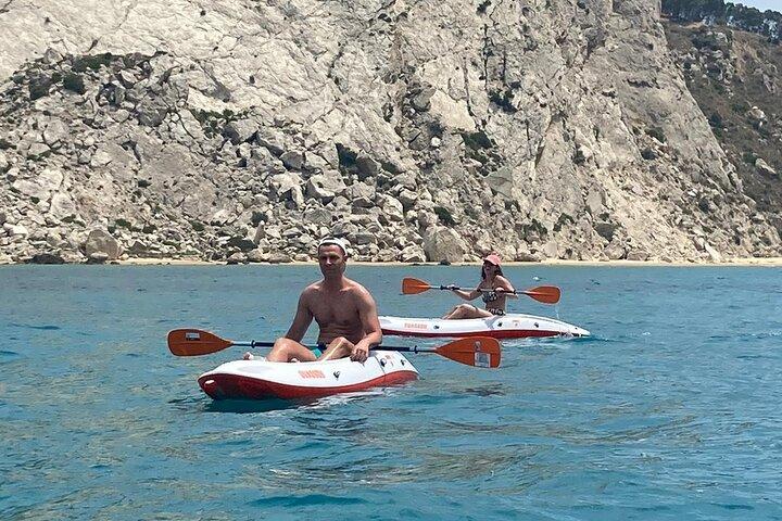 Tour in Kayak: Da Cala Manbrù alla Riserva di Torre Salsa