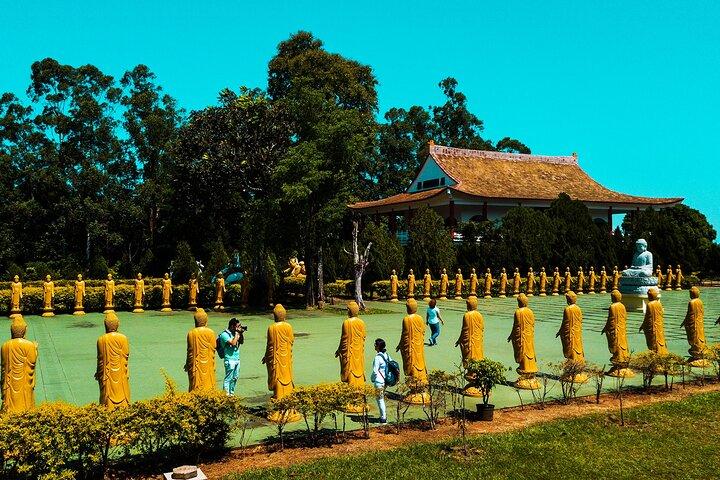 Stadtrundfahrt mit buddhistischem Tempel und muslimischer Moschee
