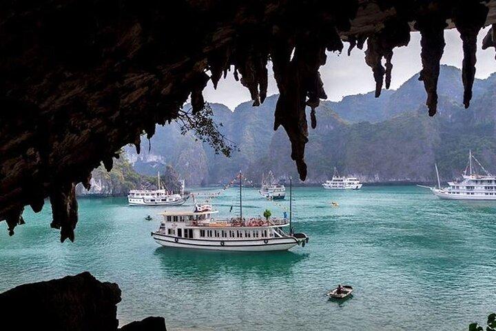 Ha Long Bay heldagstur: Kajak, Cave Explore, svømning fra Tuan Chau Island