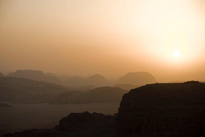 Wadi Rom: Explorer 5-timmars Jeep Tour PASS + Beduintält + måltid