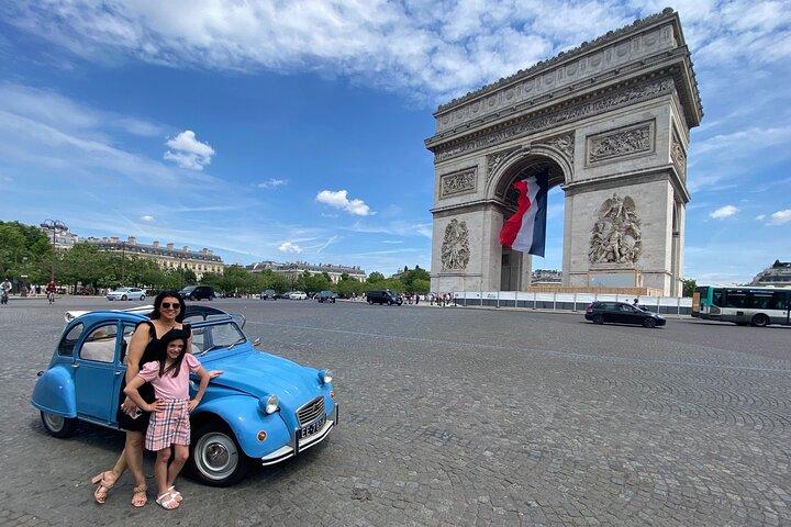 クラシックなフランス製ヴィンテージカーに乗ってパリをスタイリッシュに発見!