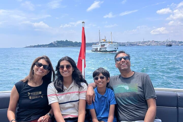 Luxury Yacht Bosphorus Cruise with Live Guide & Asian Side Stop