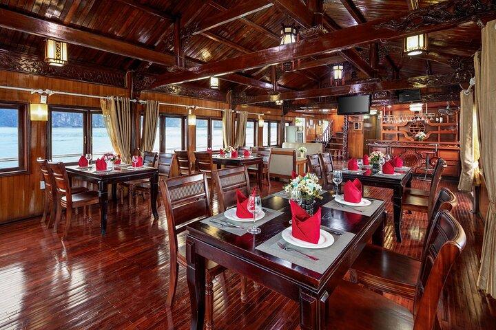 Från Hanoi: 2-dagars kryssning i Ha Long Bay med Surprise Cave & Island