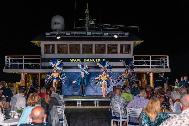 エロスキポウ湾のスターダスト バラエティ ショー イブニング クルーズ