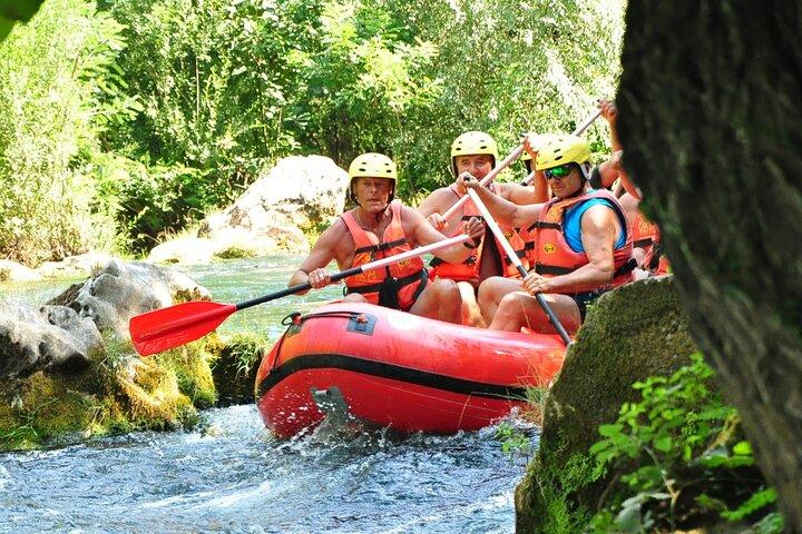 Desde Split/Omiš Tour guiado de rafting en aguas rápidas en el río Cetina