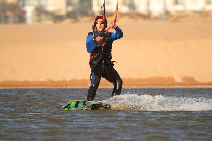 Grupp kitesurfinglektion med en lokal i Essaouira Marocko