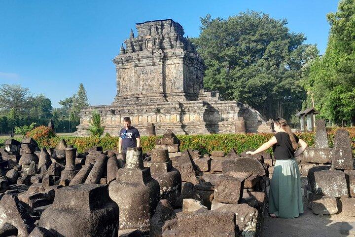 セトゥンブの丘からのボロブドゥールの日の出と大寺院ツアー