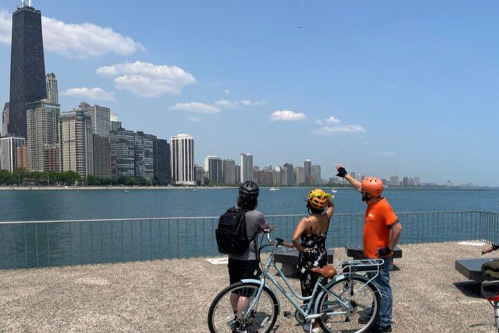2 Hour Chicago Landmarks & Lakefront E-Bike Tour