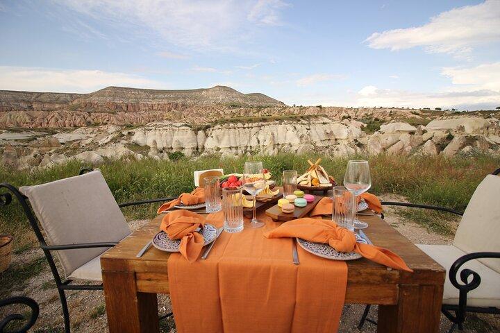 Zonsondergangpicknick of zonsopgangontbijt in Cappadocia Red Valley