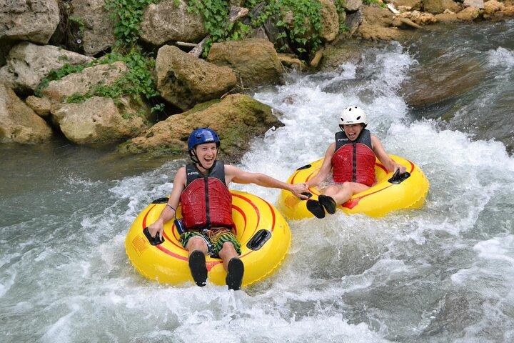 Da Montego Bay a Green Grotto Cave e River Tubing: tour condiviso